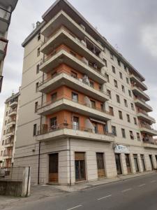 卡萨莱蒙费拉托Tra Milano, Torino e Genova的一条高大的白色建筑,在街上设有阳台