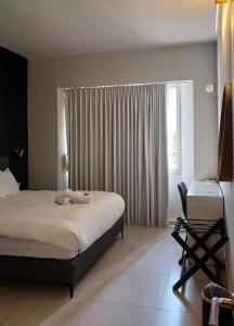 耶路撒冷White Moon Inn的一间卧室配有一张床、一张书桌和一个窗户。