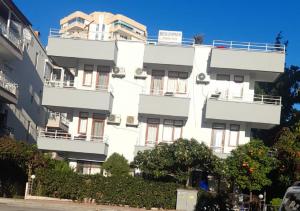 安塔利亚Begumhan Pansiyon的白色的建筑,旁边设有阳台