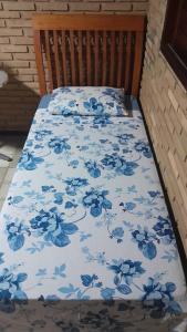 德奥多鲁元帅镇Quartos aconchegantes na praia do francês的一张带蓝色花卉床罩的床