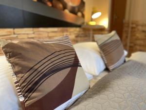 Mlynky 波德古格勒姆膳食公寓旅馆的卧室内的两张床和枕头