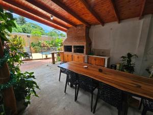 伊瓜苏港Charaí Lodge的一个带木桌和椅子的大厨房