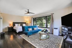 圣巴巴拉West Beach Villa 4的客厅配有蓝色的沙发和床。