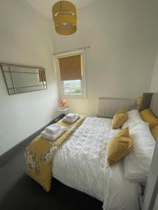 林肯Castle Mount的卧室配有带枕头的大床和窗户。