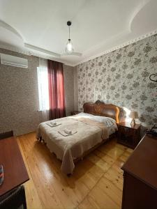 祖格迪迪Elco的一间卧室配有一张床、一张桌子和一个窗户。