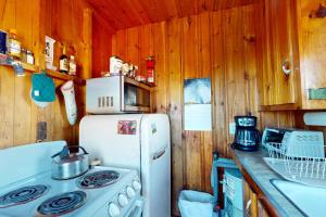 CastineCastine Cottages #5的厨房配有白色冰箱和微波炉