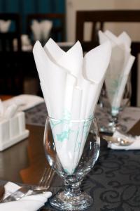 伊斯兰堡Bloom Rooms的装满白餐巾的玻璃瓶