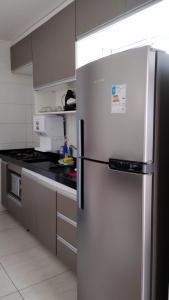 若昂佩索阿APARTAMENTO JOÃO PESSOA BESSA的厨房里的不锈钢冰箱