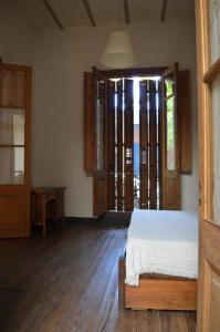 科洛尼亚-德尔萨克拉门托Habitaciones en Casa Céntrica cerca de todo的一间卧室设有一张床和一个大窗户