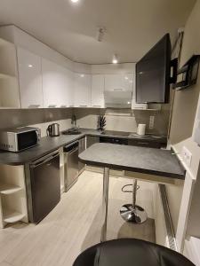 卢扎ALISE的厨房配有白色橱柜和桌子