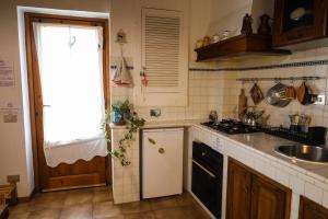巴尼奥阿里波利I Rosai appartamento sulle colline fiorentine的厨房配有水槽和炉灶