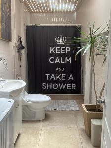 圣地亚哥Casa Fuerteventura的浴室设有淋浴帘,保证客人保持安静,并使用淋浴。