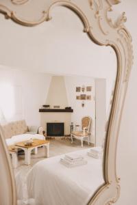 雷根古什-迪蒙萨拉什Casa Coração Alentejano- Casas com EnCanto的白色的客厅配有沙发和镜子