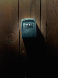 耶什赫维采Tiny House Všemily的木墙上的电话,有阴影