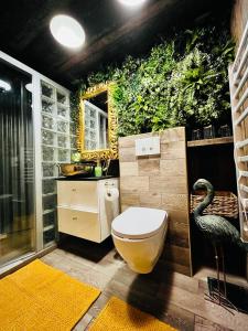 耶什赫维采Tiny House Všemily的一间带卫生间和植物墙的浴室