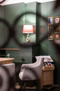 奥蒂塞伊哈特曼木屋酒店 - 仅限成人的一间设有两把椅子和一张带台灯的桌子的房间