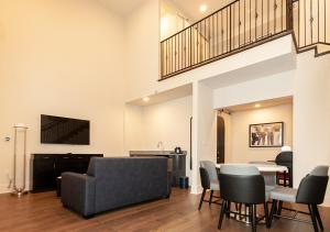 新奥尔良The Rubenstein Hotel的客厅配有沙发和桌椅