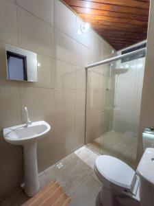 莫罗圣保罗pousada Vitoria的浴室配有卫生间、盥洗盆和淋浴。