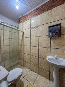 莫罗圣保罗pousada Vitoria的一间带卫生间和水槽的浴室