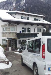 奥蒂塞伊哈特曼木屋酒店 - 仅限成人的停在酒店前的一辆白色货车