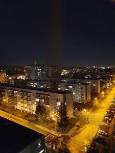 克拉科夫Apartamenty Cześć Kraków的一座城市,晚上有建筑和灯光