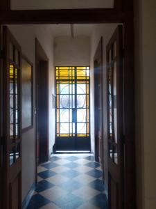 科洛尼亚-德尔萨克拉门托Habitaciones en Casa Céntrica cerca de todo的空的走廊,有门,铺着瓷砖地板