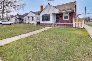 底特律Updated Detroit Vacation Rental about 9 Mi to Downtown的前面有草坪的房子