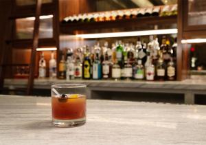 巴尔的摩巴尔的摩市中心英迪格酒店的坐在酒吧桌子上的玻璃杯里喝一杯