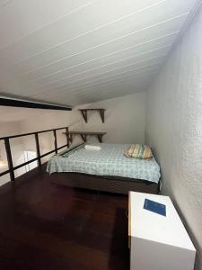 普拉亚弗朗西丝Pousada Sapê的一间小卧室,阁楼上配有一张床