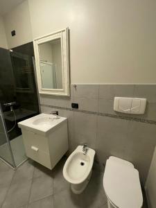 蒂耶内Casa M&N的一间带卫生间和水槽的浴室