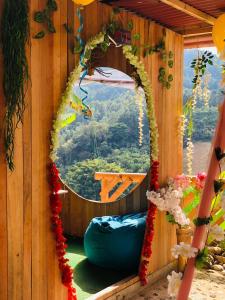 马尼萨莱斯EL EDEN HABITACIONES的客房设有一个享有森林美景的窗户。