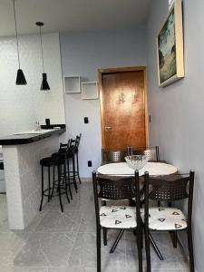 戈亚斯Kitnet Cidade de Goiás - Go #02的厨房配有桌椅和柜台。