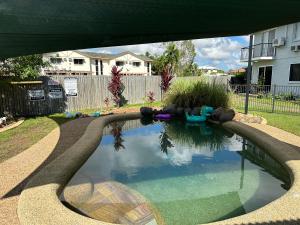 North WardHoliday at Henry St West End, Townsville QLD 3 night min的游泳池,位于带游泳池的庭院