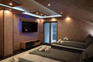 泽尼察Motel Lašva的一间卧室配有两张床和一台平面电视