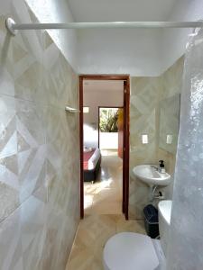CalabazoSantuario Tayrona Hostel的一间带卫生间和水槽的浴室