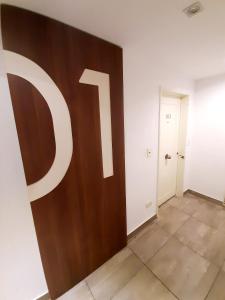 布宜诺斯艾利斯Departamento en Palermo Hollywood的墙上的大标志