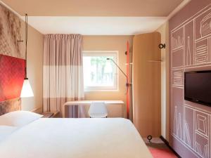 巴黎巴黎圣马丁运河宜必思酒店的酒店客房设有床和窗户。