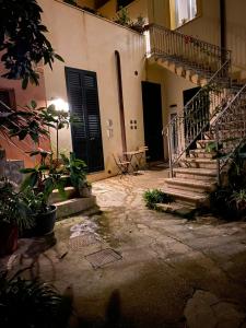 马尔萨拉卡瑟圣马特奥住宿加早餐酒店的一座带楼梯、门和桌子的建筑