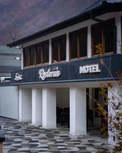 泽尼察Motel Lašva的带有汽车旅馆标志的建筑