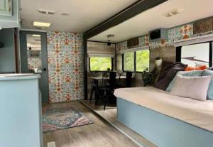 Carp LakeHappy Camper - Close to Mackinac Island的一间卧室设有一张床和一间用餐室