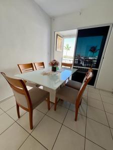阿拉卡茹Apartamento Clube 3/4 com Ar-condicionado的一间带桌椅和窗户的用餐室