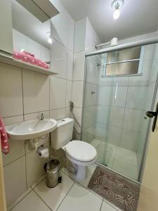 阿拉卡茹Apartamento Clube 3/4 com Ar-condicionado的浴室配有卫生间、盥洗盆和淋浴。