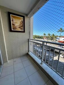 阿拉卡茹Apartamento Clube 3/4 com Ar-condicionado的享有海滩和海洋美景的阳台。