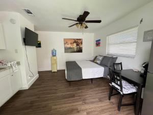 SeminoleCozy private studio w/own yard - 3mi from Beach的一间卧室配有一张床和吊扇