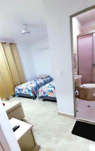 San JacintoHotel Luxury Plaza的一间卧室设有一张床、一个卫生间和一个水槽