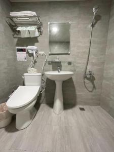 桃园市溫情自助旅店的一间带卫生间和水槽的浴室