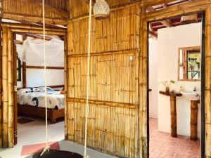 莫姆皮切La Caleta的一间带木墙和床的浴室