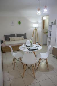 门多萨La Quinta departamento的客厅配有桌椅和1张床