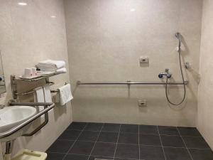 台北国王大饭店的带淋浴和盥洗盆的浴室