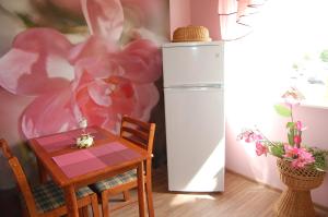 派尔努Kate Sea Apartment的一间带桌子和冰箱的用餐室